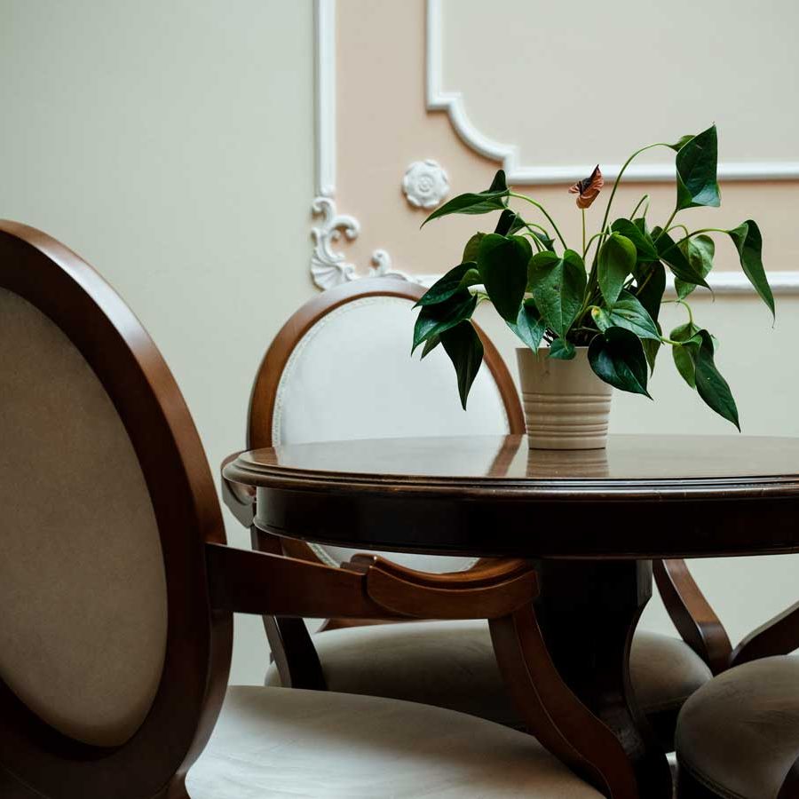 Raffinata scelta: Poltrone Virgilio e sgabelli Quintiliano nella classica tonalità noce per la zona bar.