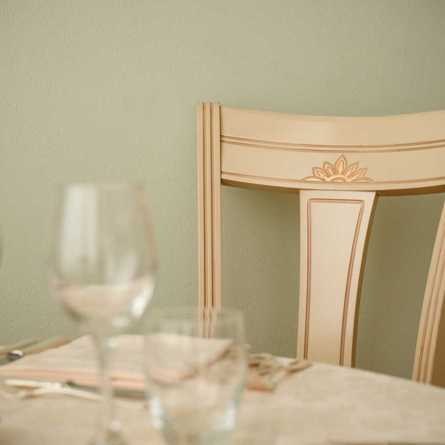 Eleganza classica: La sedia Visconte ripropone la tradizione con un tocco di freschezza e attualità.