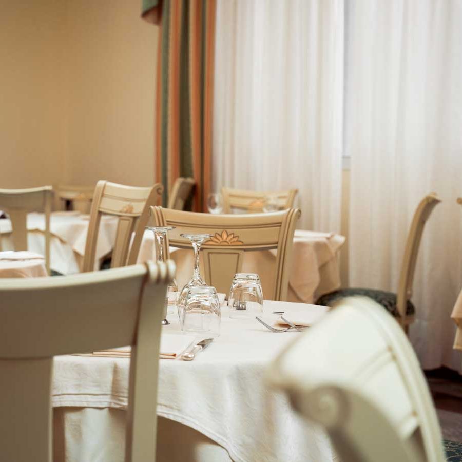 Sobria raffinatezza: Sedie eleganti Visconte con dettagli incisi decorati in oro per un ambiente classico ed esclusivo.