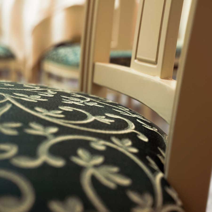 Unione di tradizione e innovazione: Il Stoffe verde ignifugo e lavabile aggiunge un tocco tecnologico senza compromettere il fascino della tradizione. (dettaglio)