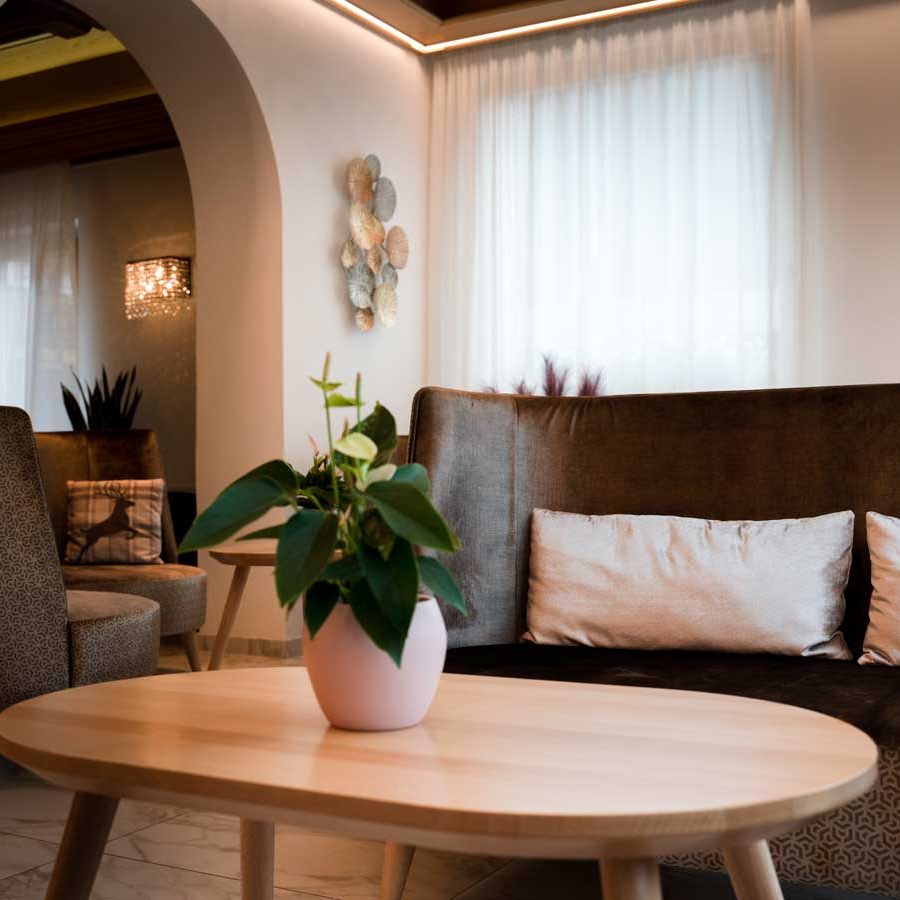 sala relax con arredamento moderno per hotel pareda canazei
