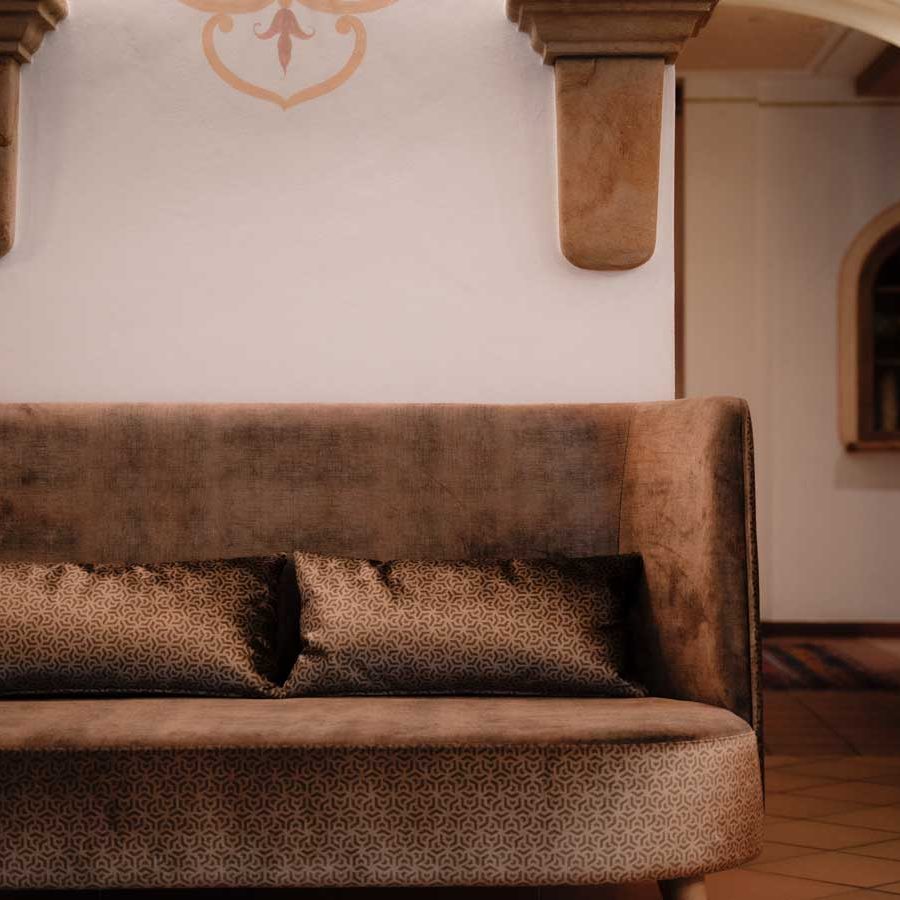 Eleganza discreta all'Hotel Rio Stava: Dettaglio dei tavolini e sedute con gambe color abete