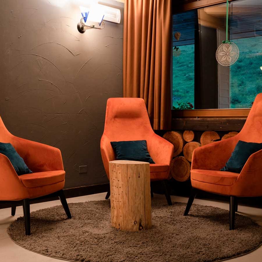 scoiattolo hotel suites tesero sala relax rinnovata con arredamento di design