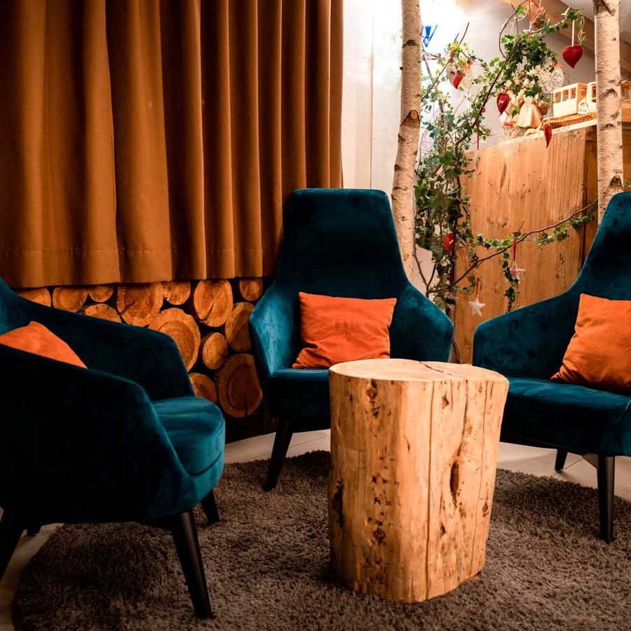 Elegante Sitzanordnung im Frühstücksraum des Hotel Scoiattolo mit 'Bruxelles' Sesseln.