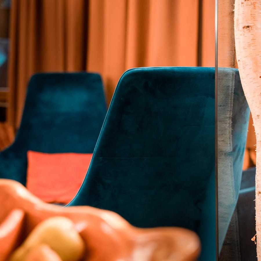 scoiattolo hotel suites a tesero sala ristorante con arredamento di design