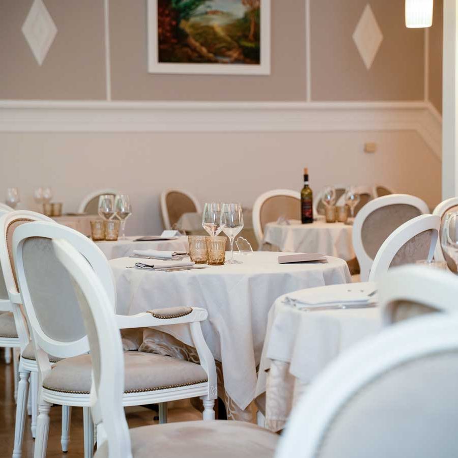 Eleganti sedie artigianali italiane in una sala da pranzo luminosa presso l’Hotel Eliseo Montegrotto Terme