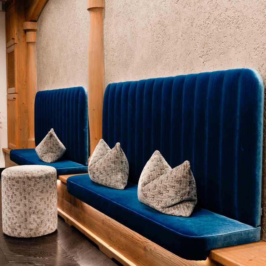 Panca e cuscini personalizzati per arredamento di lusso all'hotel The Laurin