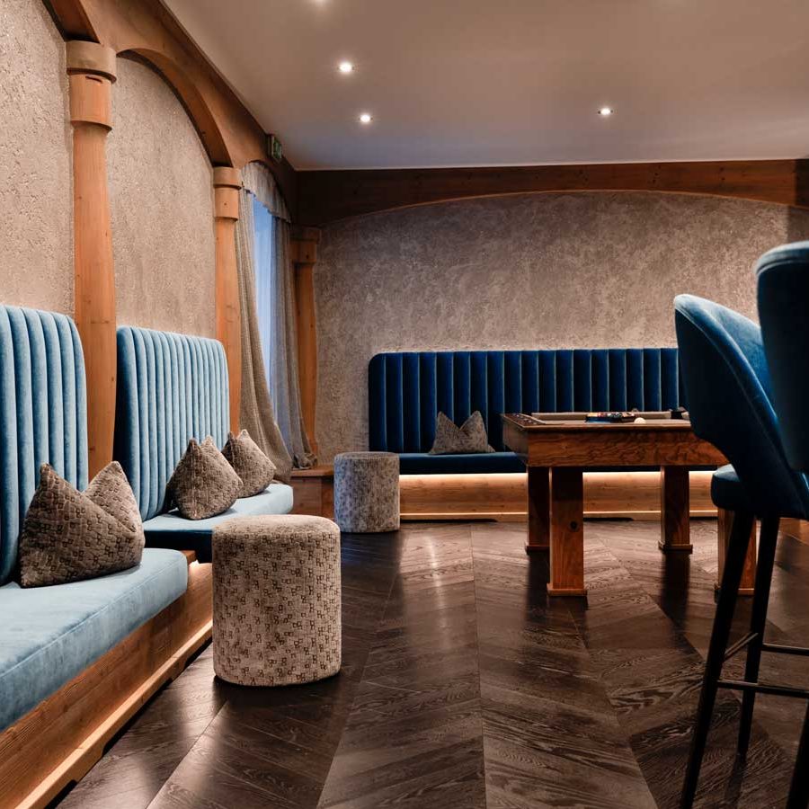 Hocker und Bänke des luxuriösen Billardzimmers im Hotel The Laurin