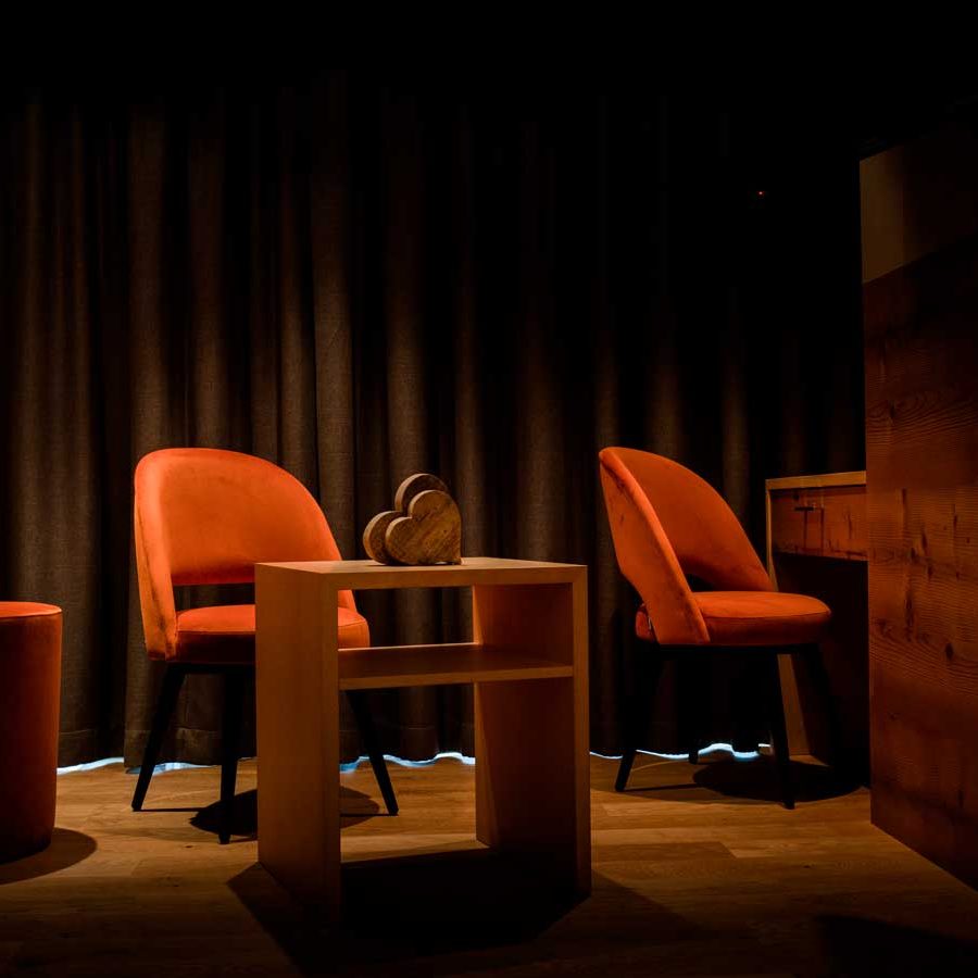 Arredamento raffinato: poltroncine in velluto e sgabelli iconici all’Hotel The Laurin