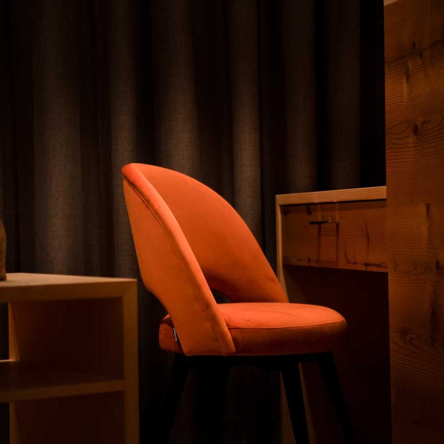 Sessel 'Bruxelles' aus bedrucktem Samt und dunklen Walnussbeinen.