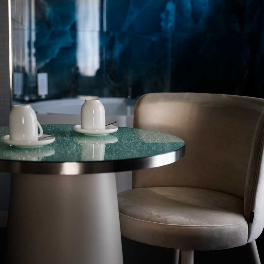 La sala dell'elegante hotel Villa Nicolli di Riva del Garda arredata con le poltrone Bs Chairs.