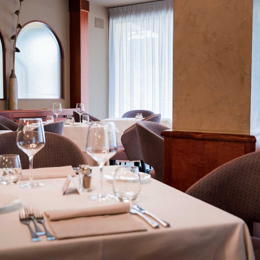 L’Hotel Villa Nicolli sfoglia un nuovo capitolo scintillante, con sedie, poltrone e arredi che raccontano una storia di rinnovamento e stile