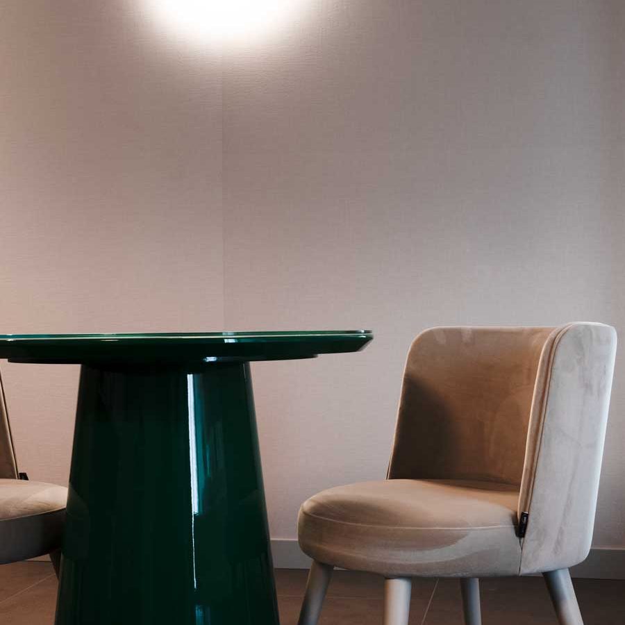 L’Hotel Villa Nicolli con sedie, poltrone e arredi che raccontano una storia di rinnovamento e stile