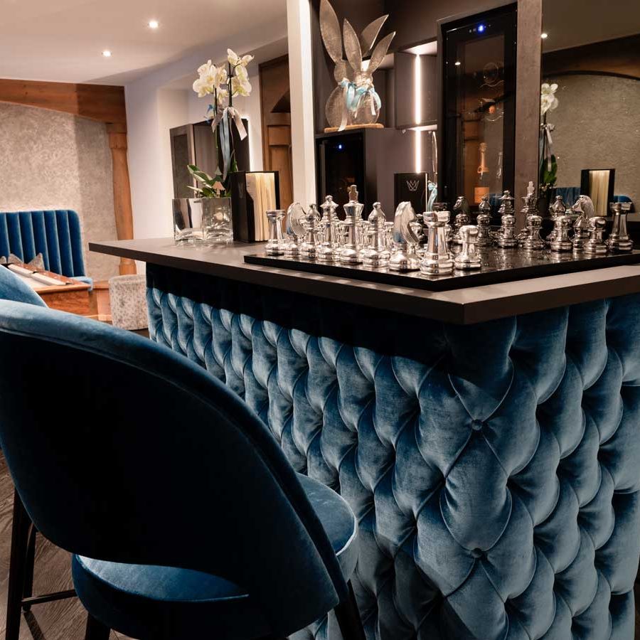 Sala biliardo e bancone bar con sgabelli in velluto nell'hotel di lusso The Laurin