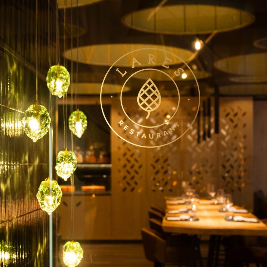 la nuova sala ristorante Lares del Residence Hotel Ambiez a Madonna di Campiglio dal design dello studio di architettura fragmenta padova