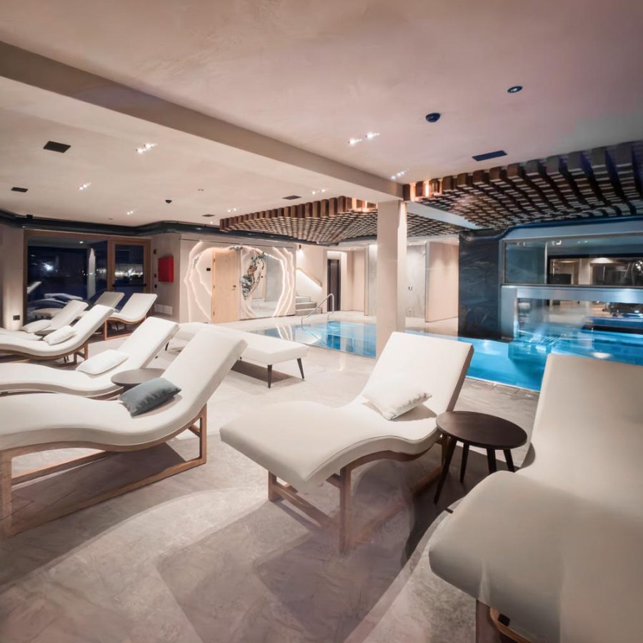 livigno-hotel-al-nin-spa-al-coperto-con-piscina-e-lettini-bianchi