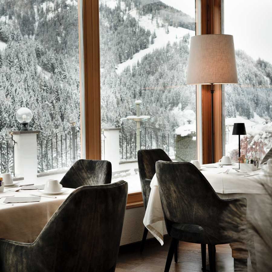 Eleganter Speisesaal mit Dolomitenblick im Hotel Garnì Mirabel