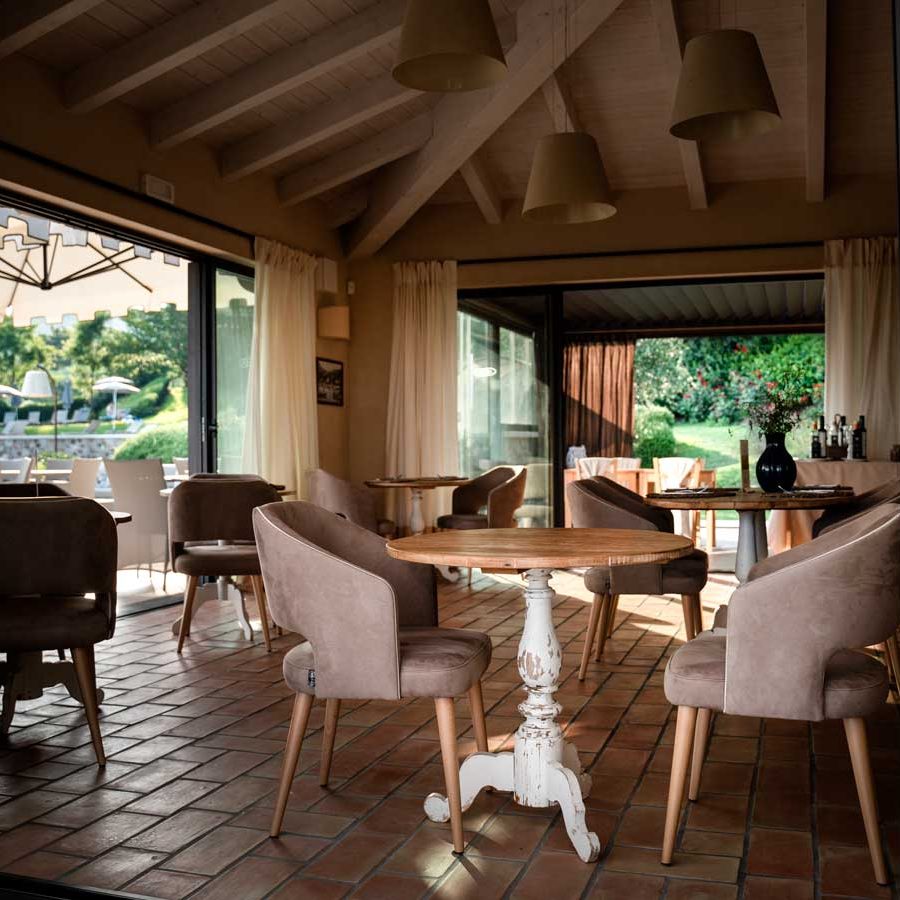 Un angolo di serenità al Relais Rossar Arredi eleganti in una stanza illuminata dalla luce naturale