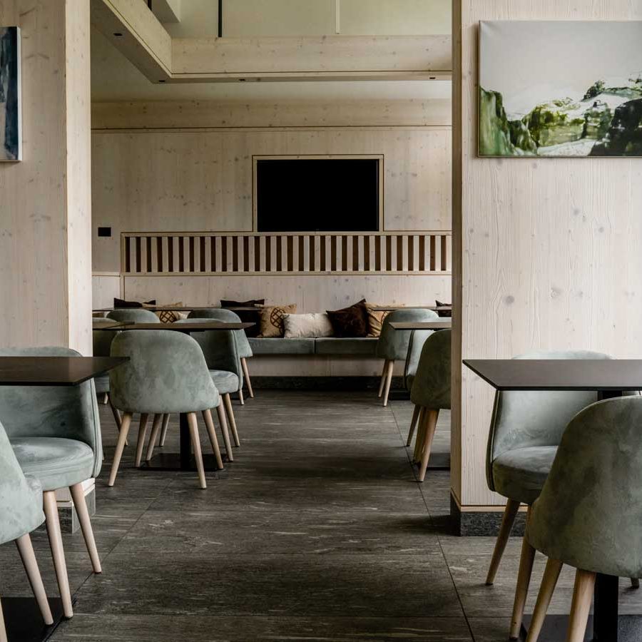 sala ristorante e sala colazione residence ambiez madonna di campiglio