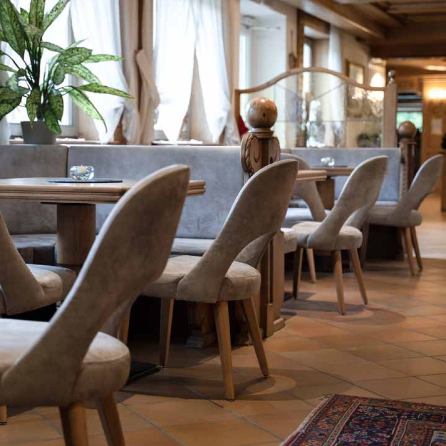 Sobria eleganza all'Hotel Rio Stava: Modello Aosta con apertura nello schienale per il ristorante