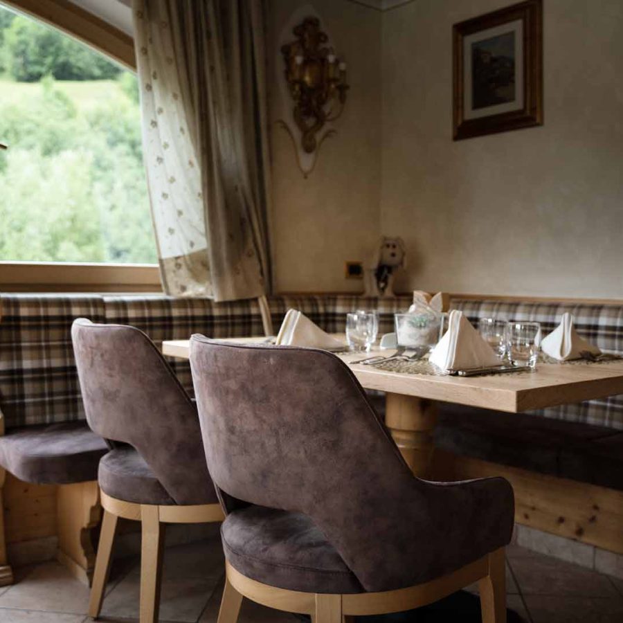 Design e funzionalità all'Hotel Rio Stava: Dettaglio delle sedute in econabuk per la sala ristorante