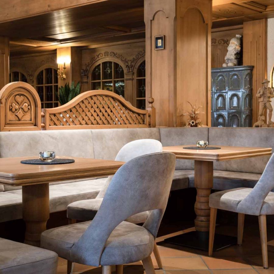 Accoglienza calorosa all'Hotel Rio Stava: Modello Göteborg e panche su misura per la zona bar