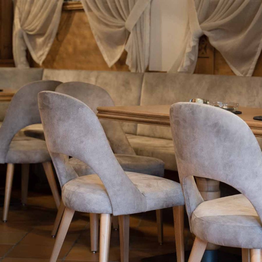 Hotel Rio Stava: Divani Dublino con rivestimento in velluto cangiante nei toni del marrone