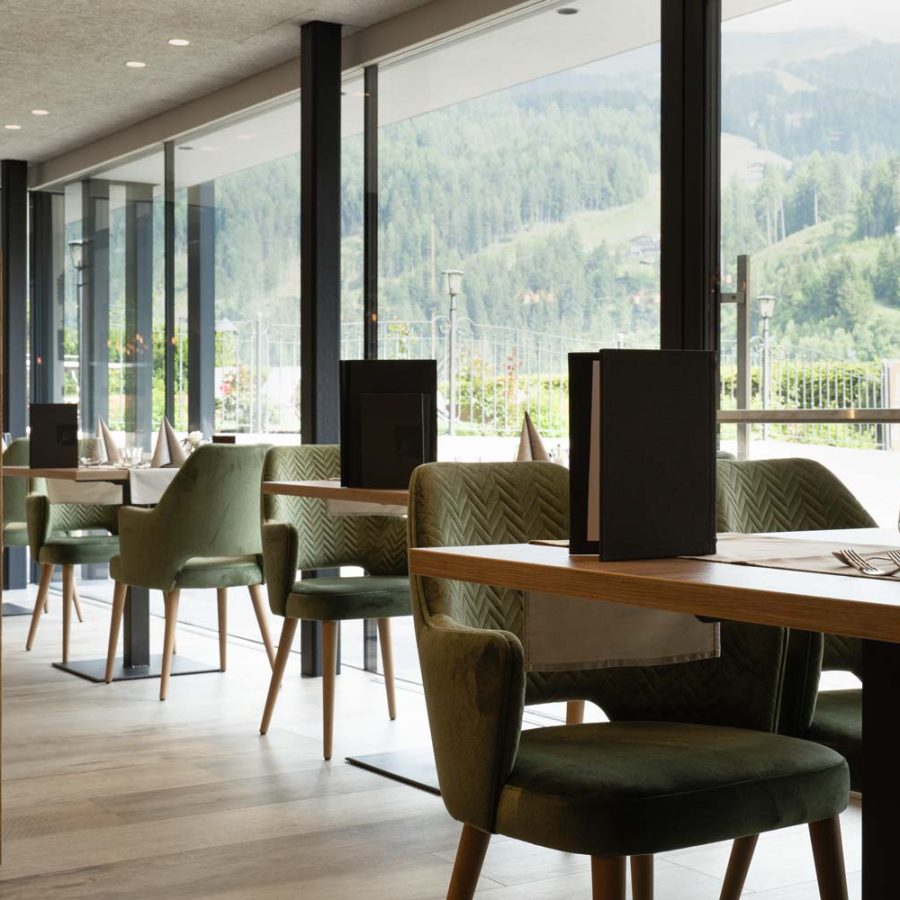 sala-ristorante-Hotel-Vernel-a-Santa-Cristina-Valgardena-Bolzano