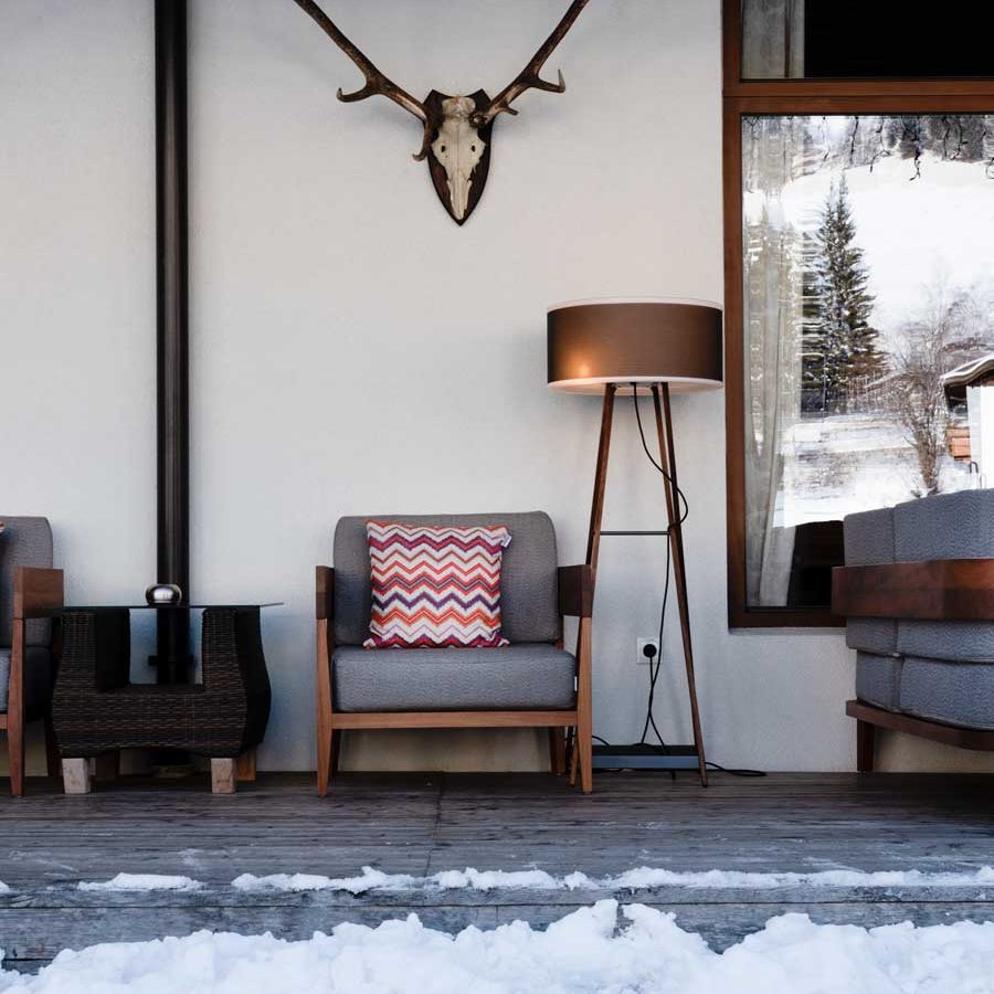 Holzpolstersessel auf der Außenterrasse im Sport Hotel Tyrol in San Candido