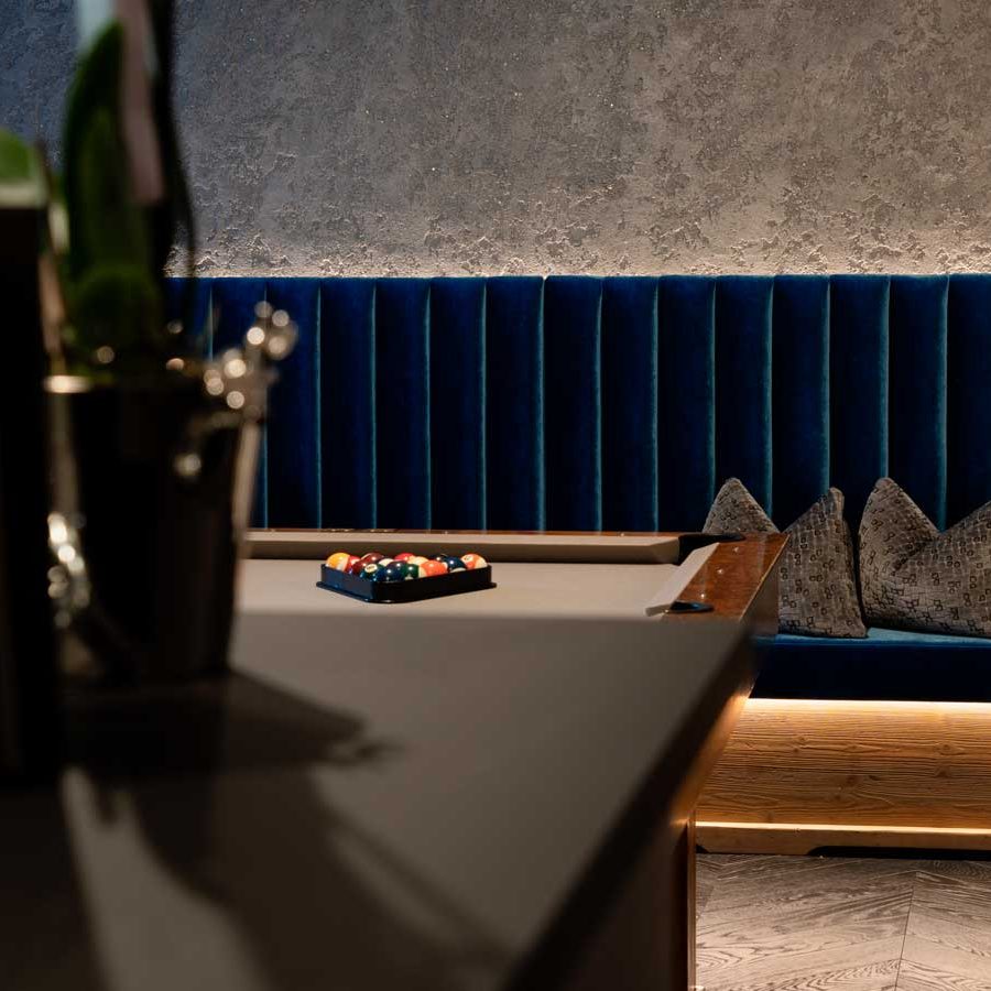 Panca di lusso elegante nella sala biliardo dell'hotel The Laurin