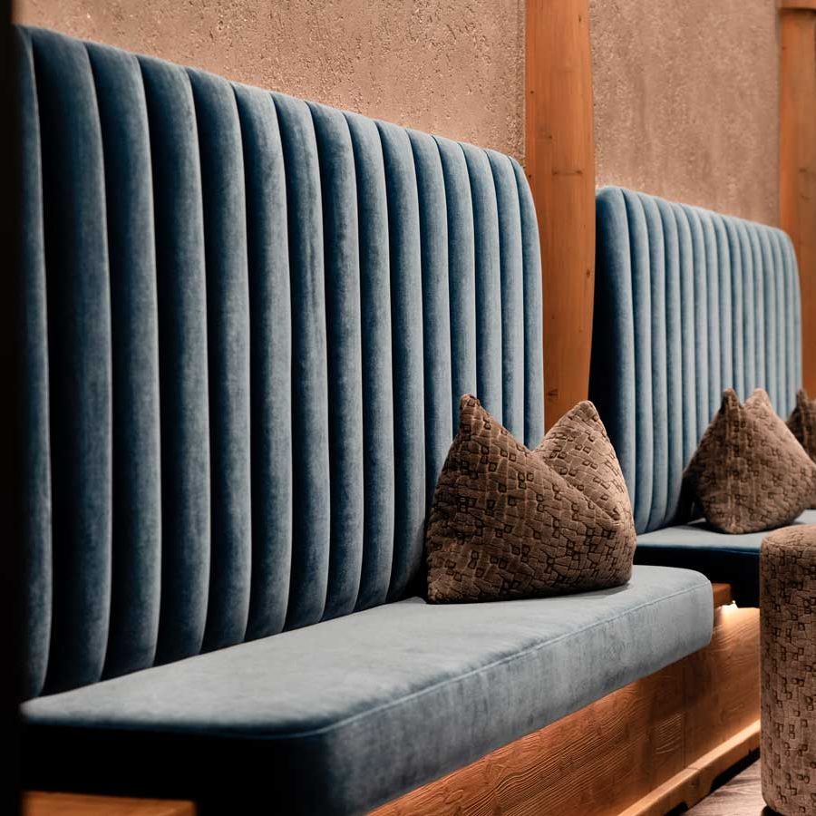Maßgeschneiderte Samt-Bänke für luxuriöse Einrichtungen im Hotel The Laurin