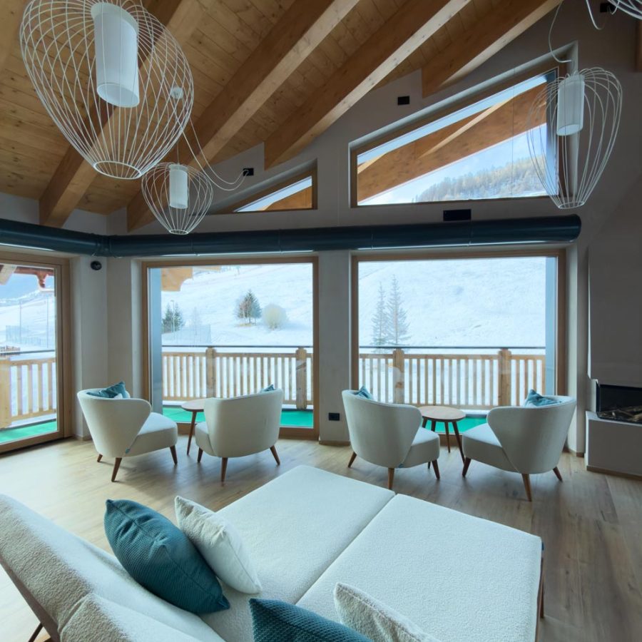 spa-di-lusso-a-hotel-livigno-al-nin-poltrone-bianche-con-lettino-matrimoniale