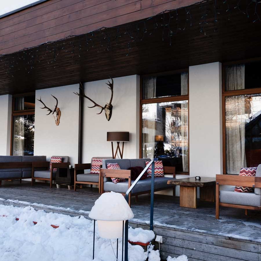 Sport Hotel Tyrol in San Candido mit einer Terrasse, die mit luxuriösen Sofas und Sesseln ausgestattet ist