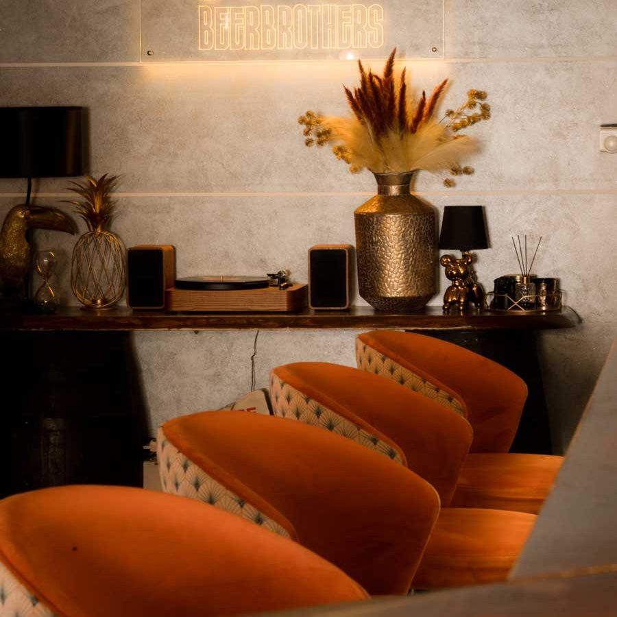 Ambiente dinamico al pub Beer Brothers: Sgabelli Toronto per un'esperienza di comfort e stile