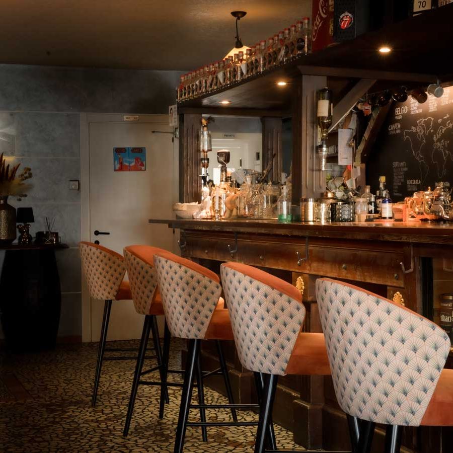 Eleganza e versatilità al Beer Brothers: Sgabelli Toronto per un arredamento moderno e funzionale