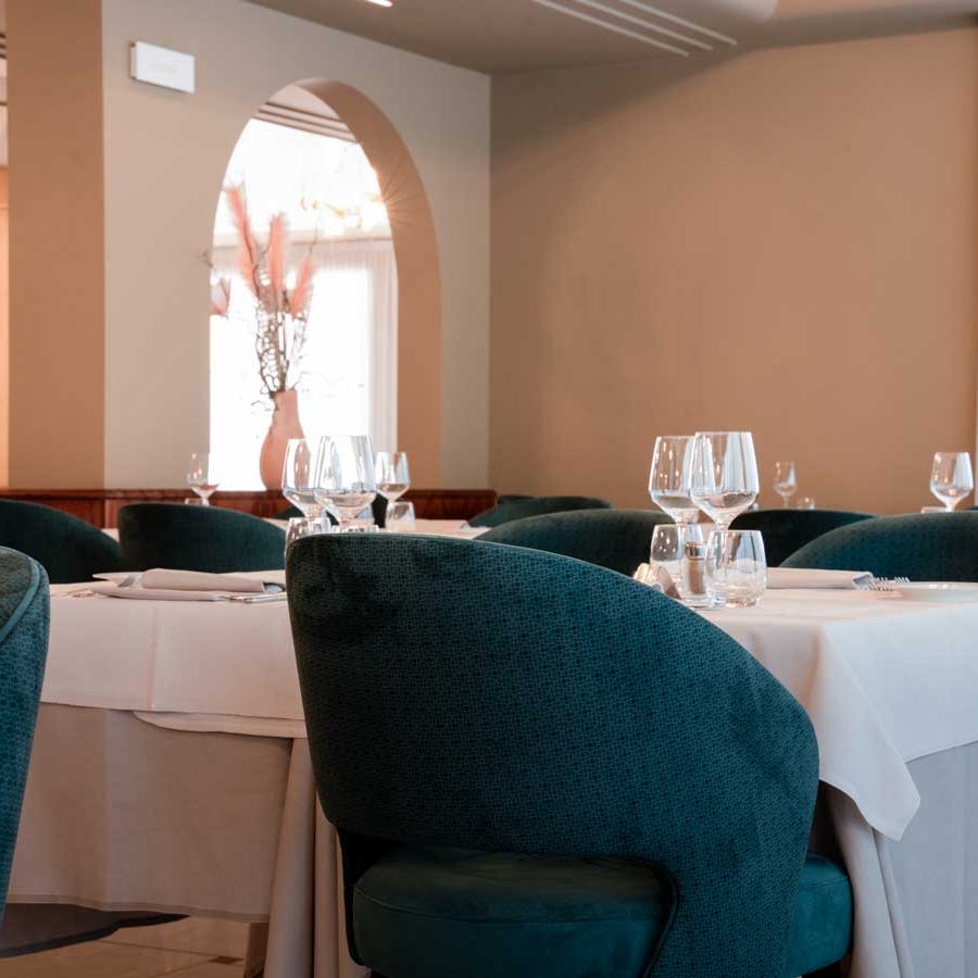 Ristorante Hotel Villa Nicolli - Riva del Garda - Foto sala -Arredato da Bs Chairs