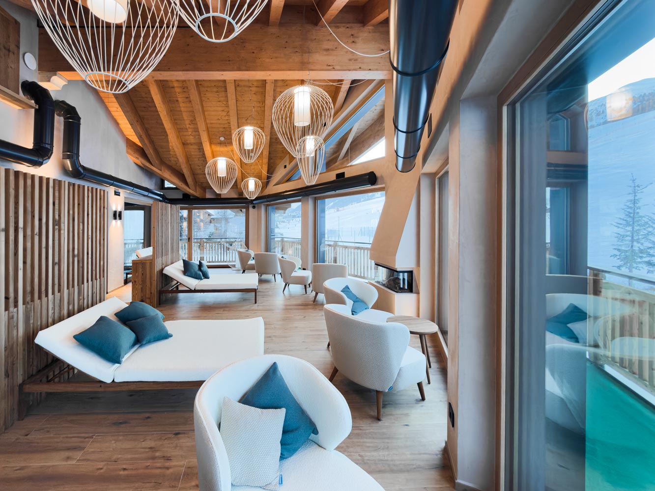 hotel al nin livigno spa con vista montagna lettini bianchi Forniamo arredamenti moderni, classici e contemporanei per alberghi, ristoranti e hotel seguendo il cliente in tutte le fasi del restyling dell’immobile o delle stanze. Ogni ambiente viene accuratamente studiato e trasformato. 