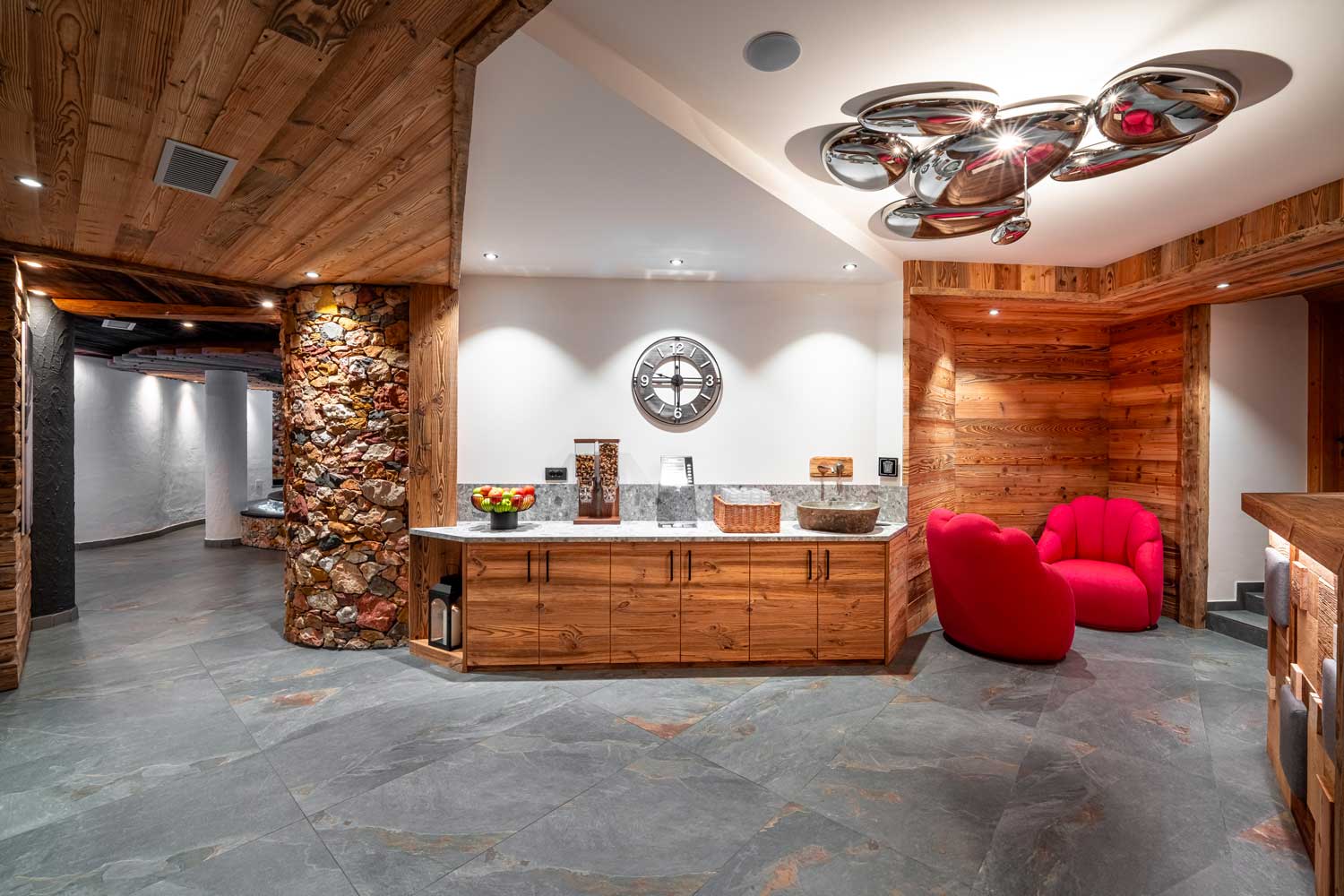 hotel croce bianca canazei sala colazione in legno con poltrone rosse Forniamo arredamenti moderni, classici e contemporanei per alberghi, ristoranti e hotel seguendo il cliente in tutte le fasi del restyling dell’immobile o delle stanze. Ogni ambiente viene accuratamente studiato e trasformato. 