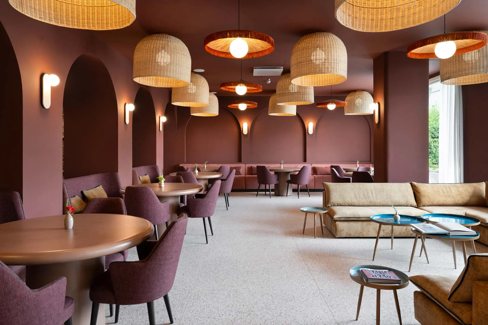 Hotel luise rifacimento sala ristorante con arredi color borgogna di bs chairs — interior design